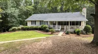Spacious and quiet lakehouse with dock on Lake Hartwell