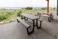 NEW! Lake View! Access to Ideal Beach, Pools, Mini Golf and more. 2 King Suites