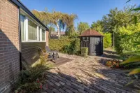 The Dijkhuysje by ZILT. Hotels in Warmenhuizen