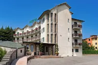 Hotel Pineta فنادق في Cerro Veronese