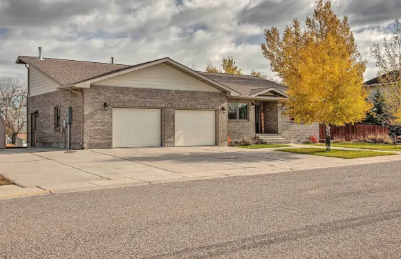 户外愛好者的度假勝地，配有熱水浴缸，甲板