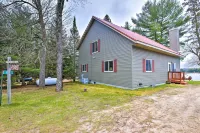 Cozy DAM Lake Escape w/ Dock, Yard & Water Access! - Lemmikkieläimet sallittu