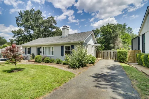 Charming Retreat in Charlottesville w/ Deck! - 3-نجوم