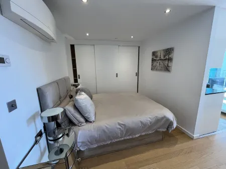 Luxury 1 bed 1 bath with rooftop heated pools Отели рядом с достопримечательностью «Гибралтарская скала»