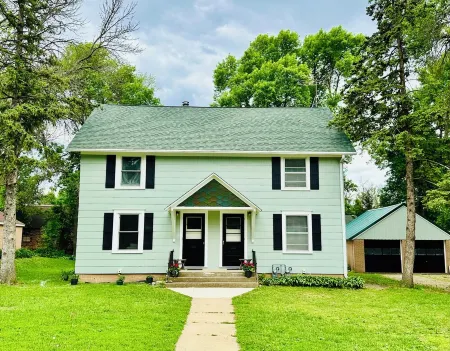 Charming 2-bedroom house, Walk to tranquil Clear Lake