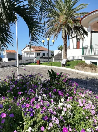 Sea and Sun Villa (Ground Floor) Отели в г. Nordeste