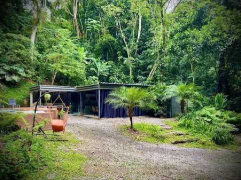 Container house in the forest just 10 km from the most beautiful beaches in Rio! Отели рядом с достопримечательностью «Museu do Corpo de Fuzileiros Navais»