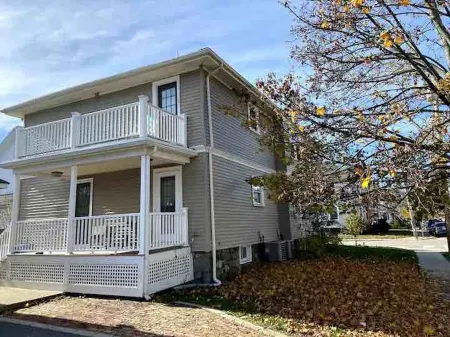 Sunny and spacious 2-BR condo near Hospitals, Universities and Biotechs Отели рядом со станцией Брендейс / Робертс