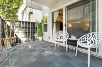 Beautiful Modern Condo by Ventura Blvd Hotels in Tarzana