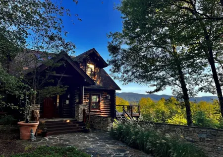Mystic Pines log home in Shenandoah with hot tub and spectacular views!