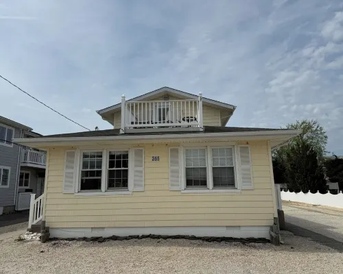 Charming 3-bedroom townhome 2 blocks from ocean and bay, in town of Stone Harbor Hotels in Stone Harbor