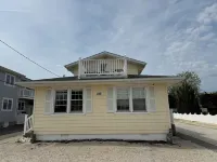 Charming 3-bedroom townhome 2 blocks from ocean and bay, in town of Stone Harbor Hotel a Stone Harbor