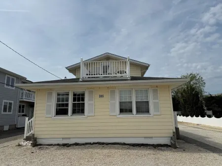 Charming 3-bedroom townhome 2 blocks from ocean and bay, in town of Stone Harbor