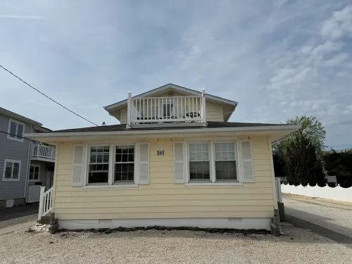 Charming 3-bedroom townhome 2 blocks from ocean and bay, in town of Stone Harbor Hotels in Stone Harbor
