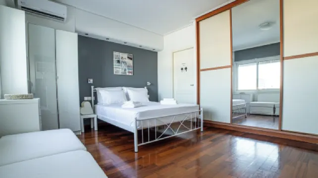 Seaside Grey Pearl Villa Sea Views, Ideal for Artists & Dreamers