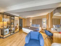 Numa Port Hotel Hotels near Cleopatra's Beach