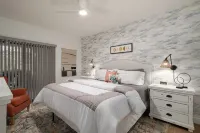 Beautiful Condo! Great location, 5 miles from UofA