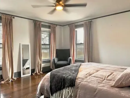 Elegant Victorian in the Heart of Greenport Отели рядом с достопримечательностью «Peconic Cruise Line»