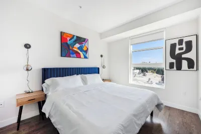 Luxury 1BR with pool, jacuzzi, free parking Hotels in Beverley Hills