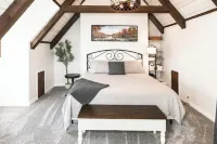 Remodeled Lofted Apartment over Ooey Gooey Café