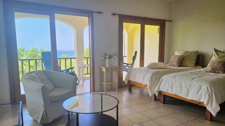 Charming, bright studio apt. with view of the Caribbean Sea, 1-2 guests