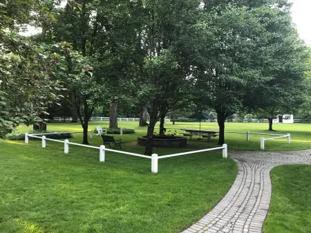 “Carriage House” Walking Distance Private 5 Acres.