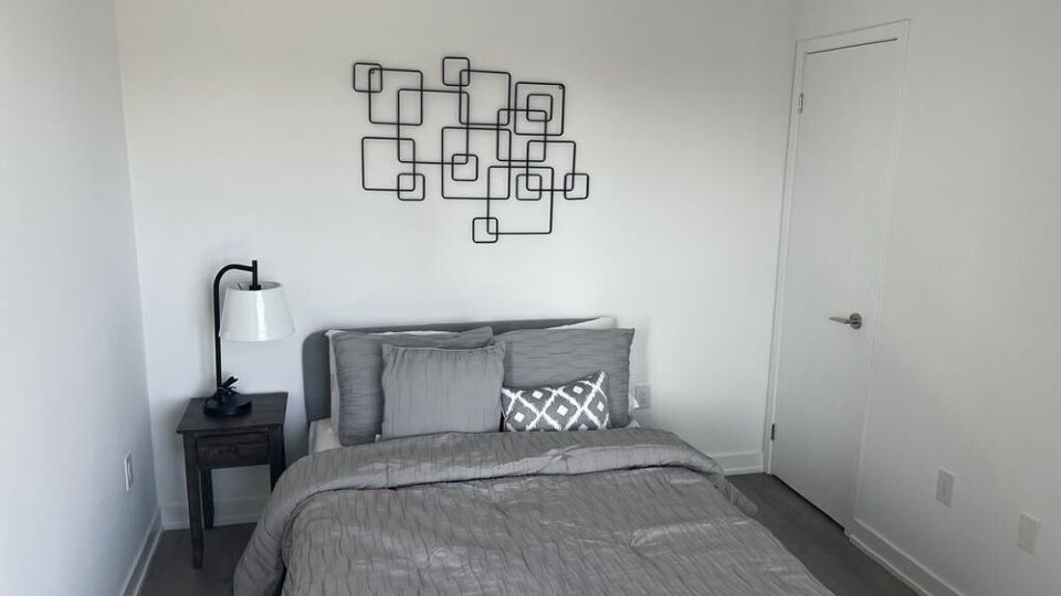 Cozy 2 Bedrooms Full Bath in the New Downtown Vaughan from Subway. One Parking