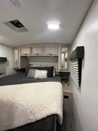 Cozy 2-bedroom RV w/AC, WiFi in charming Yelm Near Casino/Fishing/river floating Отели в г. Север Йелм