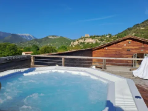 Logement 2 Chambres, Entièrement Rénové, Dans Résidence Avec Piscine