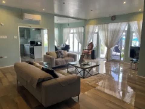 Crystal Resort. 5 mins from beach, 15 Mins to Ocho Rios Centre , Secure, CCTV.