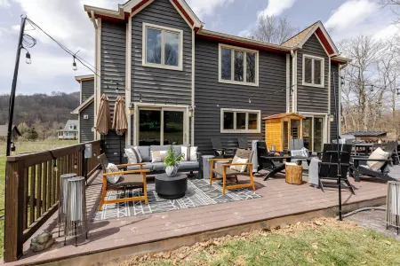 Lazy Hare Lodge-Golf Sim~Hottub~Sauna~FirePit~Outdoor Movie