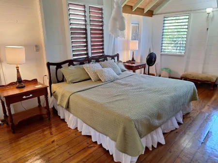 Peaceful 1 bedroom cottage with ocean views Отели рядом с достопримечательностью «Mamora Bay»