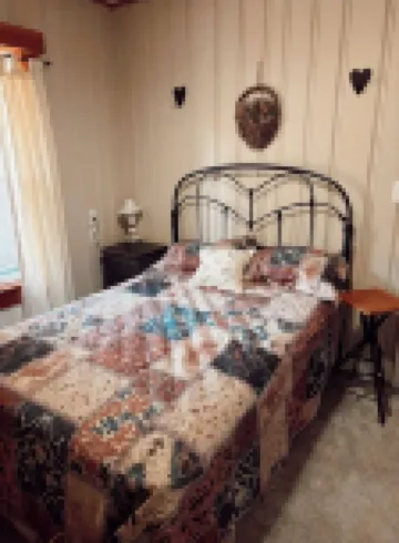 Vintage 4-bedroom house with WiFi in Schroon Lake