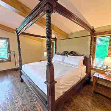 Ultimate Pigeon Forge Getaway 7-Bedroom Retreat Sleeps 20 in the Heart of It All Rooms