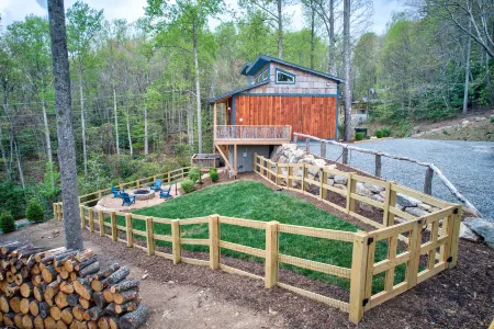 Private Hot Tub and Fire Pit Oasis - Gorgeous Mountain Retreat