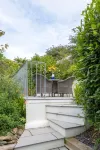 Stylish 4 bed house walking distance to beaches