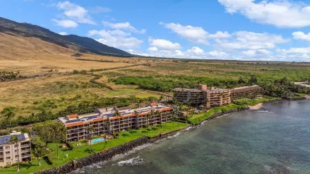 Paradise in Stunning Penthouse with A/C, parking, sleeps 6!Lauloa # 405