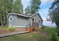 The Lily Pad: Newly Renovated, Lakefront Retreat on Shawano Lake, Sleeps 6