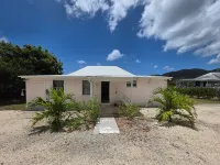 Rose House, charming 2-bedroom house with pool and WiFi, AC, Falmouth, Antigua のホテル