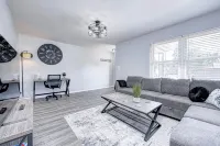 Convenient 2 bedroom with King Bed