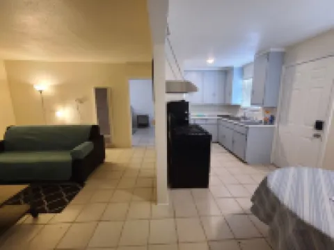 Cozy 1-bedroom with queen size bed, couch bed, full kitchen and full bathroom