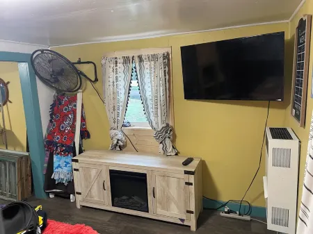 Fun little 2 Room cabin in Pelkie with WiFi access.