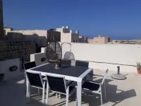 Spacious, 6-bedroom, 500 year old house of character, inc WiFI & AC in Senglea