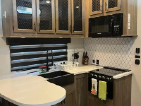 Cozy 2-bedroom RV with WiFi, A/C, full kitchen. Just walking distance from lake ナイスのホテル