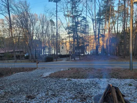 Lake View Charming 2-bedroom home with WiFi, AC in pleasant Martin.