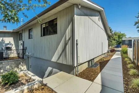 Stylish Mountain Basecamp, Serene Comfort in 650 SqFt