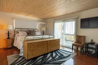 Modern rustic home with spectacular mountain views and sunsets!