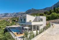 Luxury Villa in Podgora – 4 Bedrooms, Heated Pool, Sea View, AC & WiFi Hotel a Podgora