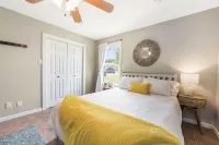 Top-Rated! Hot Tub, Kayaks, Fishing, Boat Dock! Granbury Paddle and Play Escape!