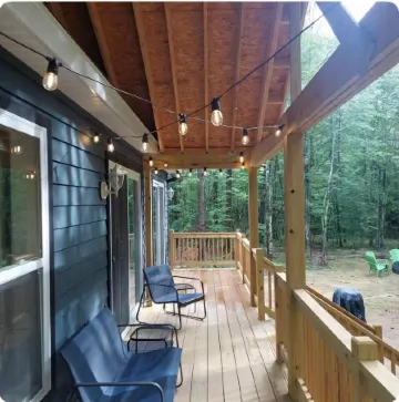 Charming 2-bedroom, 2.5 bathroom house with fireplaces in tranquil Jay with WiFi